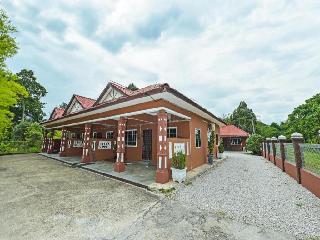 Oyo 90642 Twin Mutiara Chalet & Homestay Jeli Exterior photo